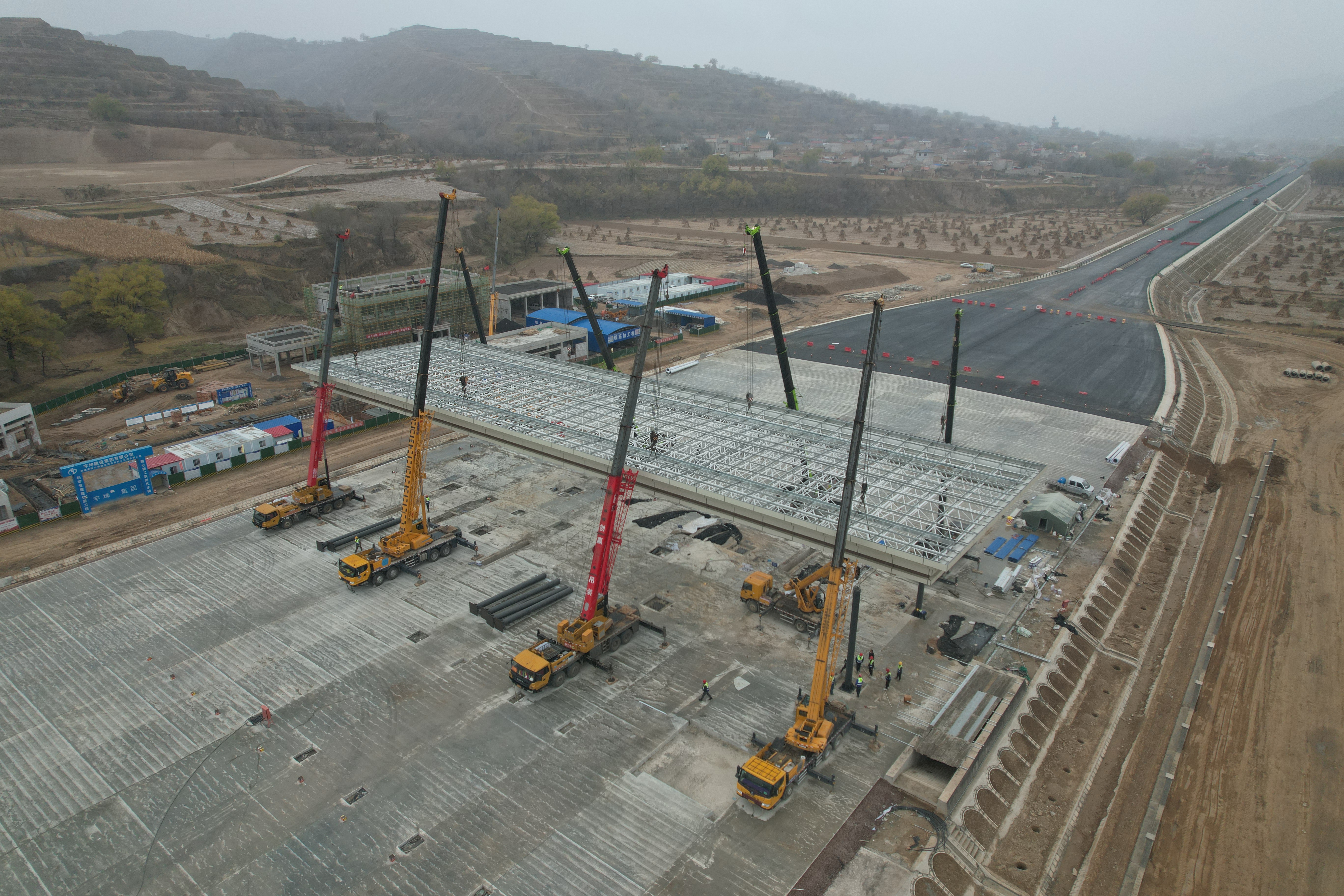 安臨公路建設(shè)項(xiàng)目主線收費(fèi)站收費(fèi)大棚吊裝作業(yè)順利完成1(1).jpg
