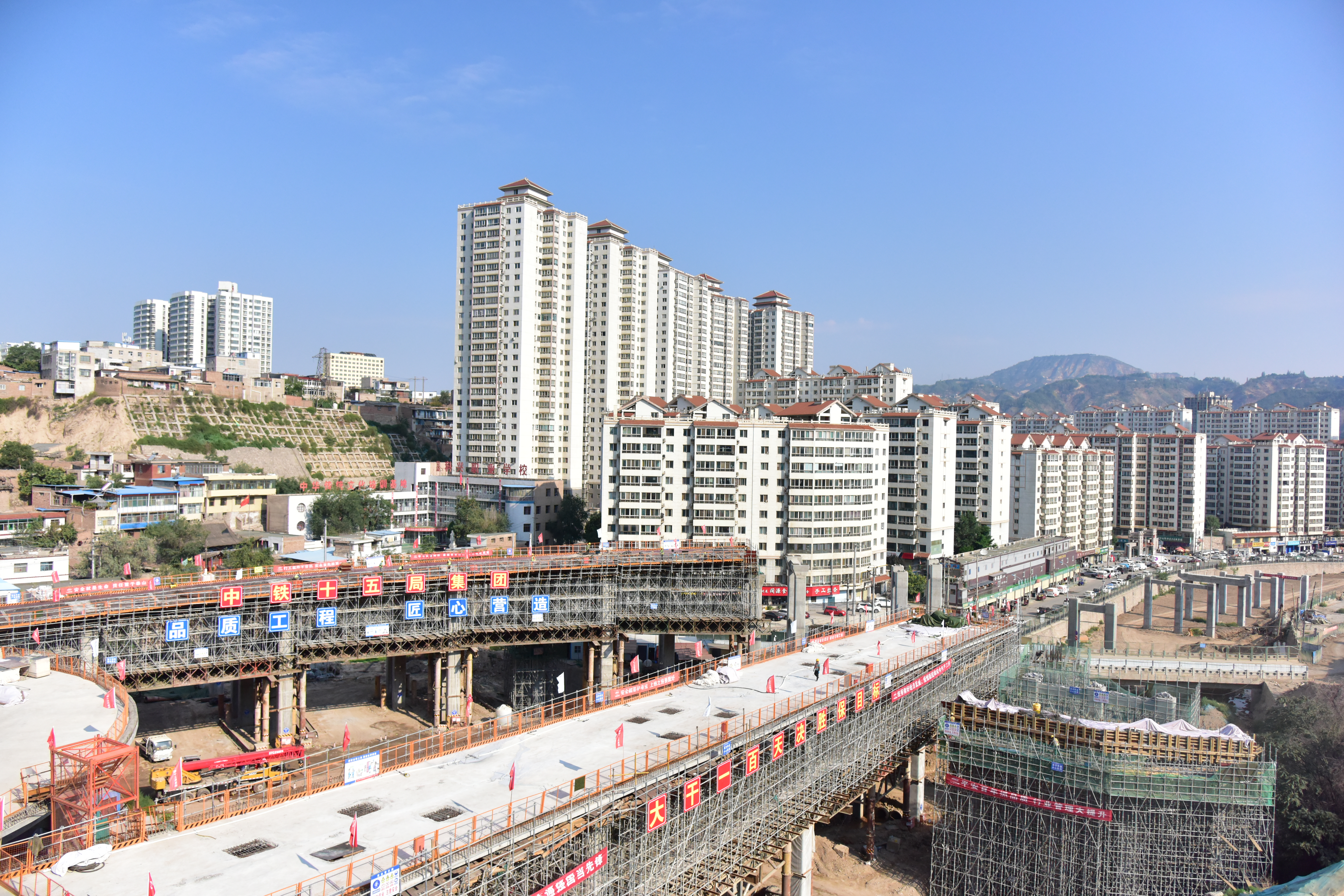 蘭阿項目南山路互通立交主線特大橋橋梁上部施工.JPG